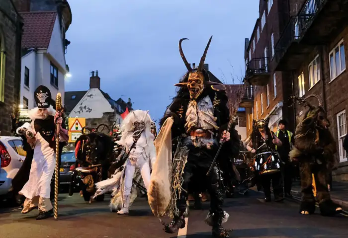 رژه شیاطین در خیابان‌های شهر هولابرون اتریش