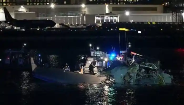 بیش از 60 کشته در حادثه مرگبار هوایی در آمریکا؛ برخورد یک هواپیمای مسافربری با  یک هلیکوپتر ارتش آمریکا